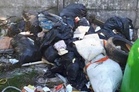 Teren, na którym ktoś zostawił sterty śmieci, należy do dwóch wspólnot mieszkaniowych
