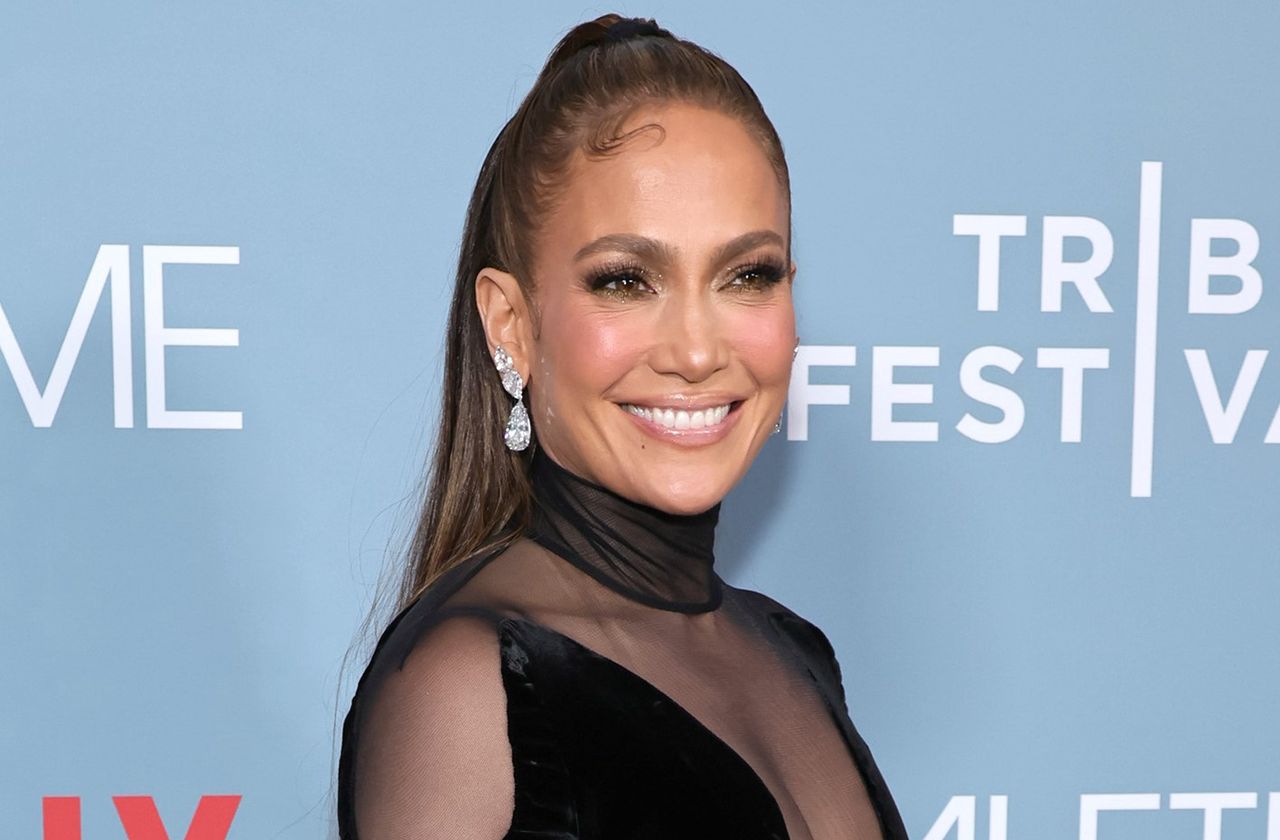 Zjawiskowa Jennifer Lopez. Kreacja z przezroczystościami odsłoniła sporo ciała