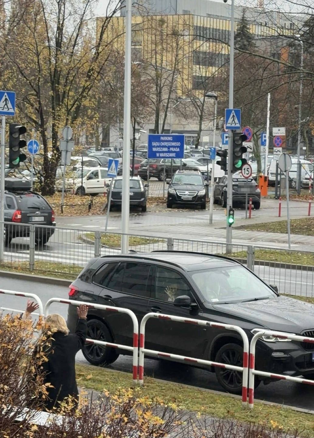 Agnieszka Kaczorowska macha mamie 