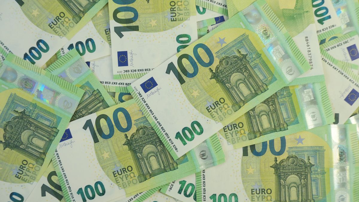100, euro, banknotes, spreaded, flat, background, money, currency, business, cash, finance, bank, paper, banknote, wealth, banking, hundred, bill, note, europe, finances, investment, economy, savings, financial, payment, exchange