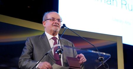 Brutalny atak na Rushdiego. Są nowe doniesienia