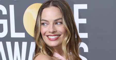 Niepozorna suknia a kilkaset godzin pracy. Margot Robbie w pudrowym różu na Złotych Globach