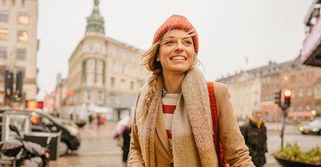 Ta czapka pasuje do wszystkiego. Jesienią i zimą będzie królować na ulicach