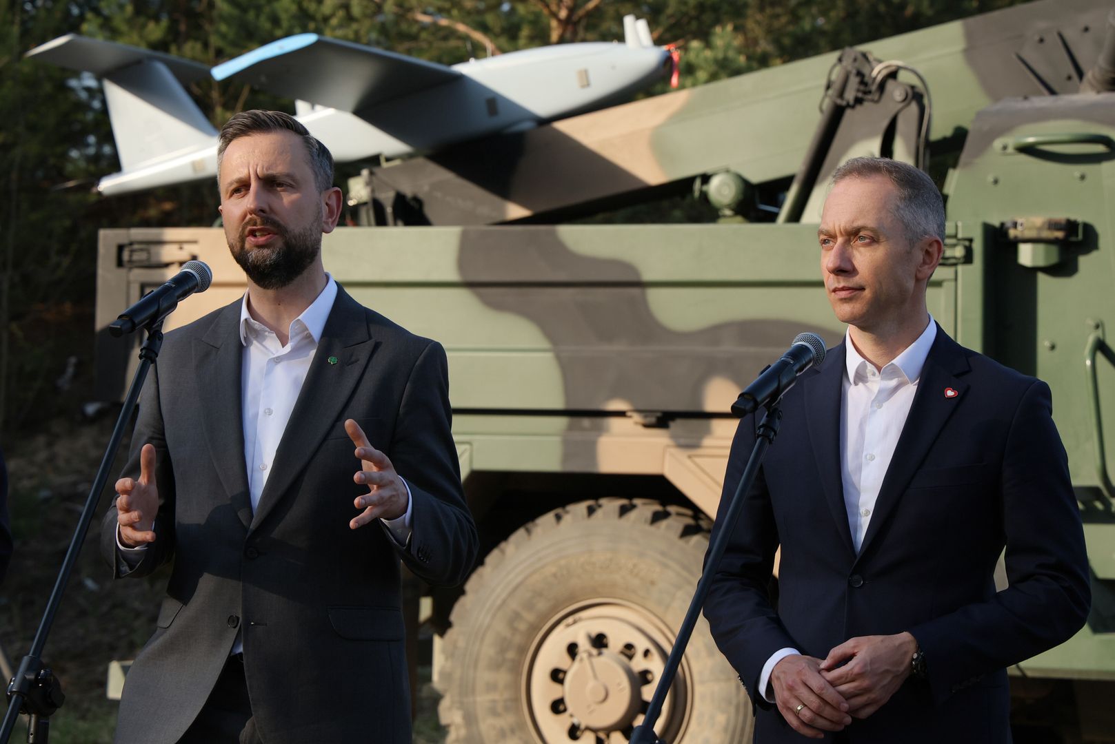 W�adys�aw Kosiniak-Kamysz, Cezary Tomczyk
Pawe� Supernak
1 Warszawska Brygada Pancerna, obrona, polityka, systemy, uzbrojenia, uzbrojenie, wystawa, bezza�ogowe, briefing, konferencja, polityk, polska produkcja, polskich, polskie, prasowa, prasowy, si�y zbrojne, wyprodukowane w Polsce, dla wojska, militaria, militarne, sprz�t wojskowy, W�adys�aw Kosiniak Kamysz, jednostka wojskowa, obrona narodowa, przemys� zbrojeniowy