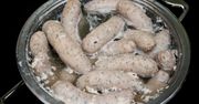 Najgorszy błąd przy gotowaniu białej kiełbasy. Na pewno popęka