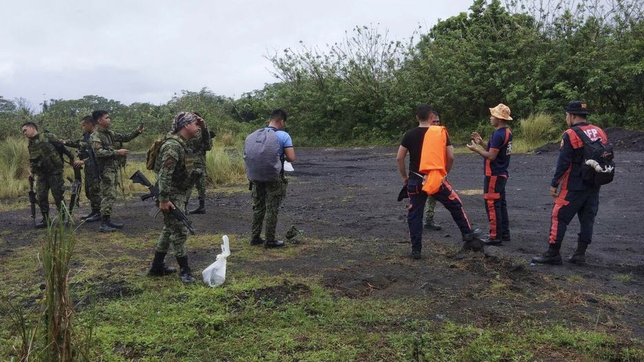 Ratownicy przygotowują się do poszukiwania pasażerów samolotu Cessna 340