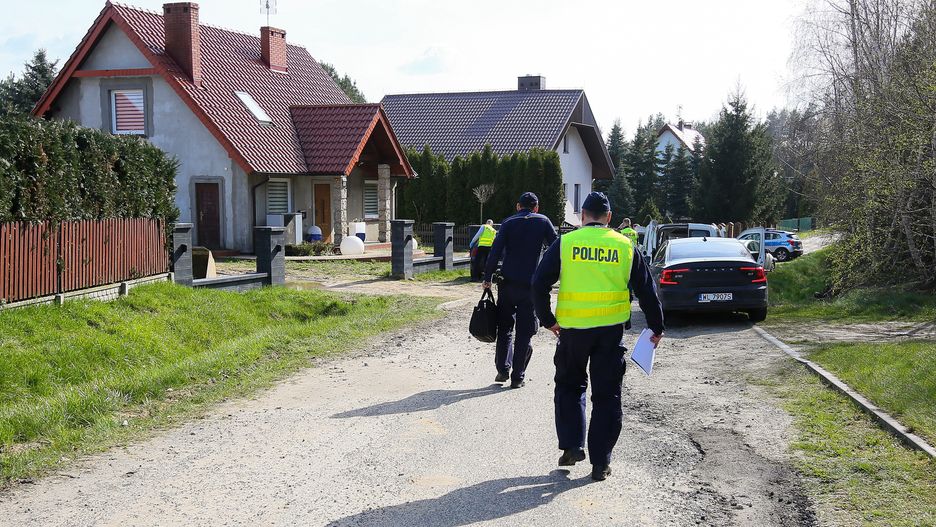 Zabiła dwie córki. Sąd zdecydował o jej losie. Na zdjęciu: policjanci przed domem, w którym doszło do tragedii