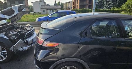 Zderzenie czterech aut na al. Kraśnickiej. Klasyczne najechanie na tył. Są utrudnienia w ruchu
