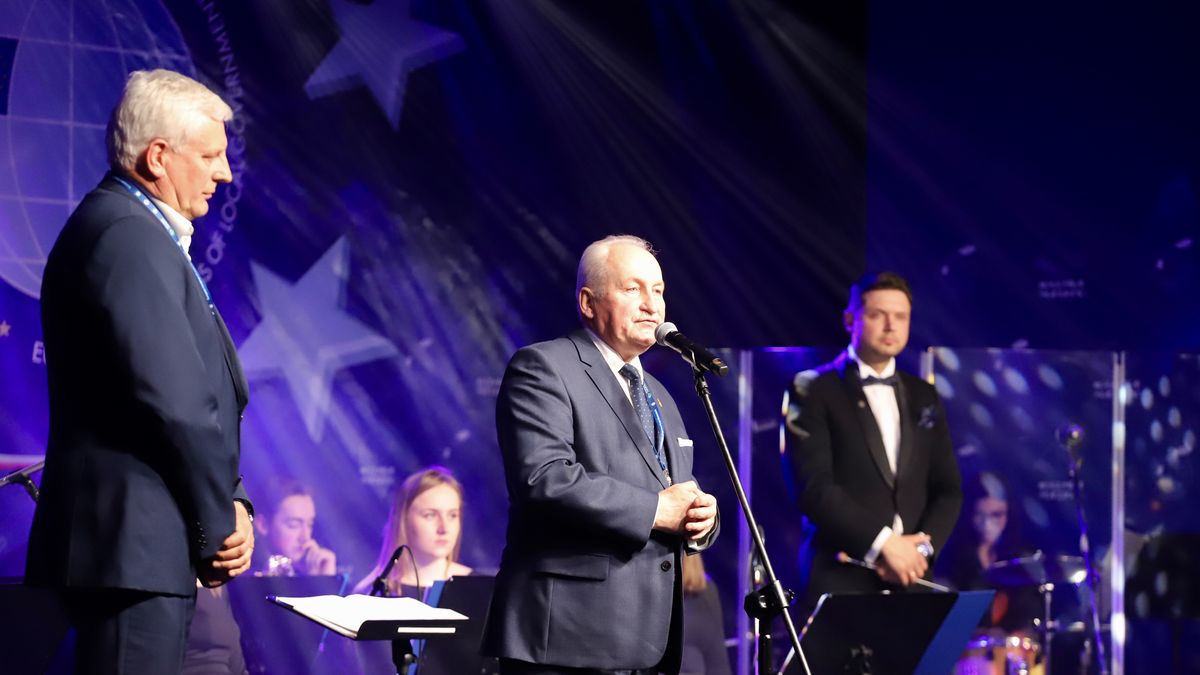 Piotr Jakubowski, burmistrz Mikołajek (po lewej) i Marek Gustaw Brzezin, marszałek województwa warmińsko - mazurskiego podczas VII Europejskiego Kongresu Samorządów. 