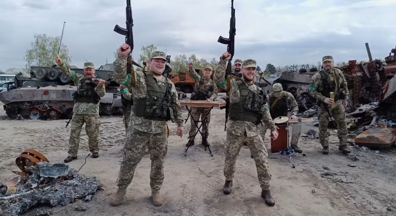 Kadr z teledysku ukraińskich żołnierzy, którzy śpiewali o dronie Bayraktar TB2 