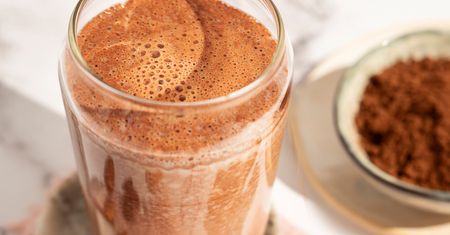 Koktajl, który chrupie? Tego się nie spodziewasz po pitnym deserze