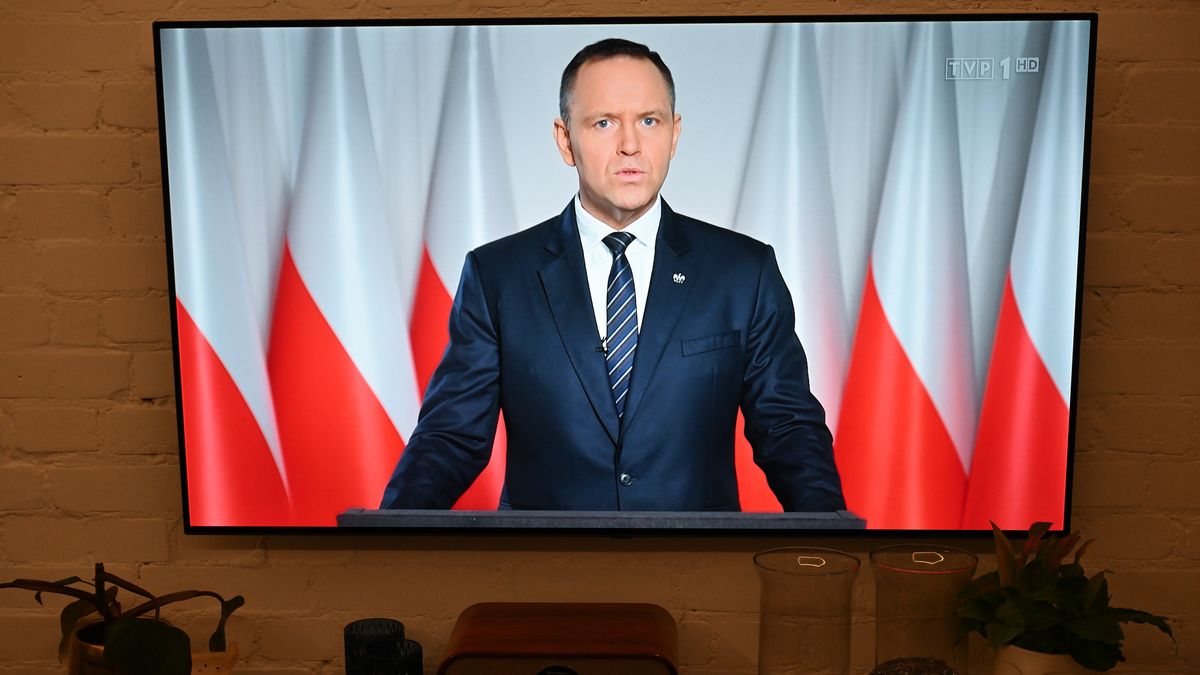 Wrocław, 12.03.2026. Transmitowane w telewizji orędzie prezydenta RP Karola Nawrockiego oglądane w jednym z mieszkań we Wrocławiu, 12 bm. Prezydent ogłosił, że nie podpiszę ustawy wdrażającej unijny program SAFE. (mr) PAP/Maciej Kulczyński