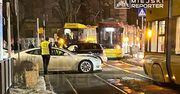 Warszawa: Teslą wjechał pod tramwaj na Placu Bankowym