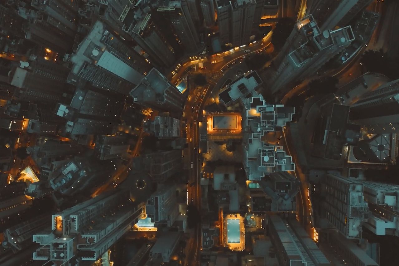Świetny film, który zabierze was na ulice Hong Kongu