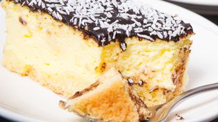 Układam w tortownicy i zalewam masą serową. Przepis dostałam od kuzynki i od razu stał się hitem każdych świąt