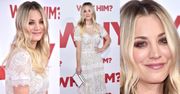 Kaley Cuoco pozuje na czerwonym dywanie