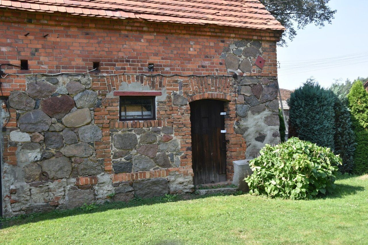 Budynek stoi na wprost wejścia do domu