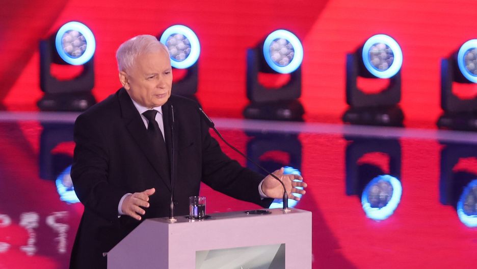 Katowice, 01.10.2023. Kampania wyborcza do parlamentu 2023. Wicepremier, prezes PiS Jarosław Kaczyński podczas konwencji PiS pod hasłem "Bezpieczna Polska", 1 bm. w hali widowiskowo-sportowej "Spodek" w Katowicach. (mr) PAP/Zbigniew Meissner