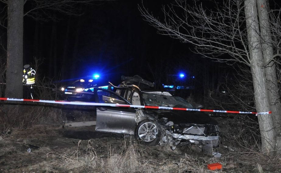 Śmiertelny wypadek w powiecie bielskim. Ciało w spalonym aucie