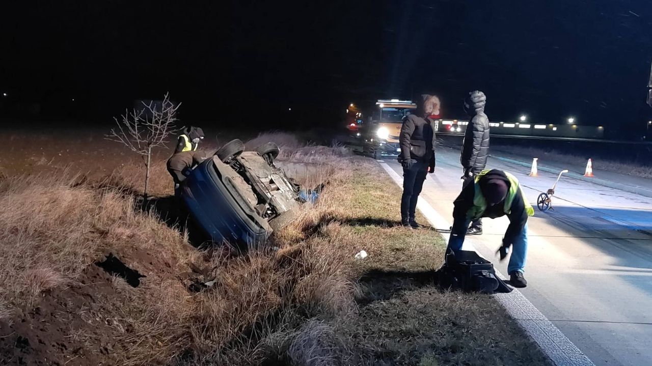 Tragiczne dachowanie. Śmierć na miejscu poniósł rowerzysta