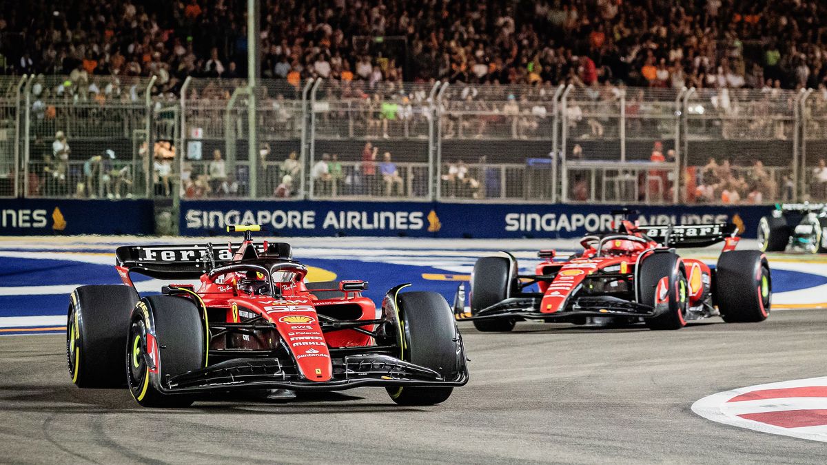 Spanish Formula One driver Carlos Sainz (L) and Monaco's Formula One driver Charles Leclerc of Scuderia Ferrari in action during the Singapore Formula One Grand Prix race at the Marina Bay Street Circuit, Singapore, 17 September 2023. EPA/TOM WHITE Dostawca: PAP/EPA.
