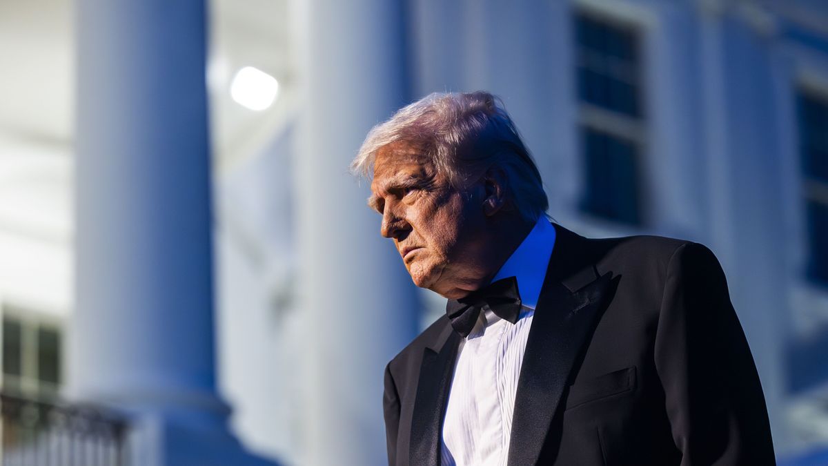 US President Donald Trump speaks to reporters before he departs the White House for a private dinner at Mount Vernon, in Washington, DC, USA, 20 September 2025. The president spoke briefly about Jimmy Kimmel, saying 'I think Jimmy Kimmel is terrible. ABC lost millions.' He also spoke about meeting with Democratic lawmakers to avoid a government shutdown. EPA/JIM LO SCALZO / POOL Dostawca: PAP/EPA.