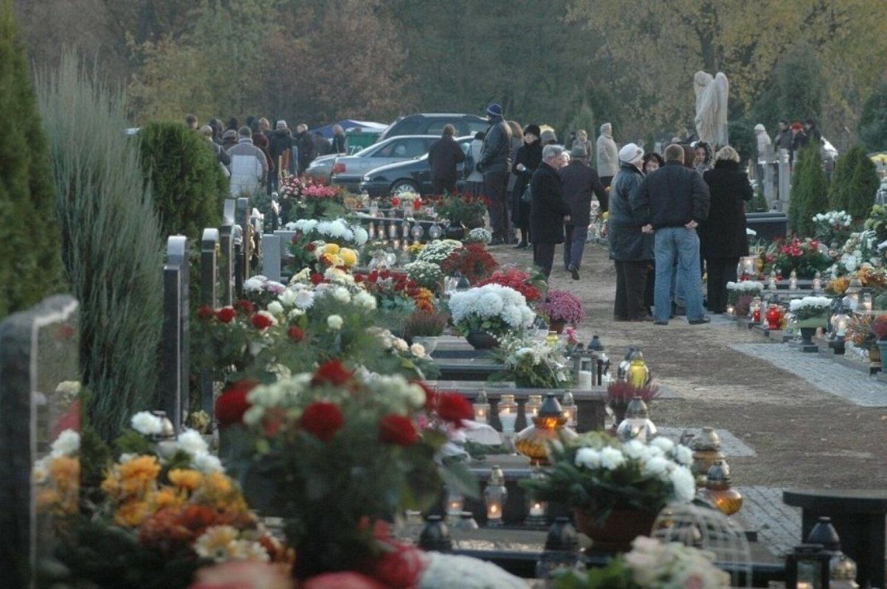 W czasie Wszystkich Świętych nie tak łatwo znaleźć miejsce parkingowe przy cmentarzach