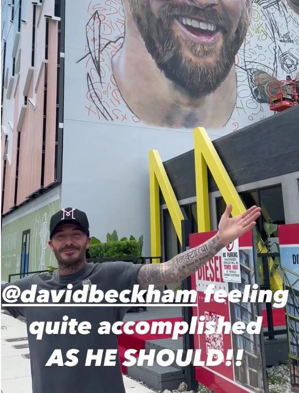 David Beckham na tle muralu Messiego