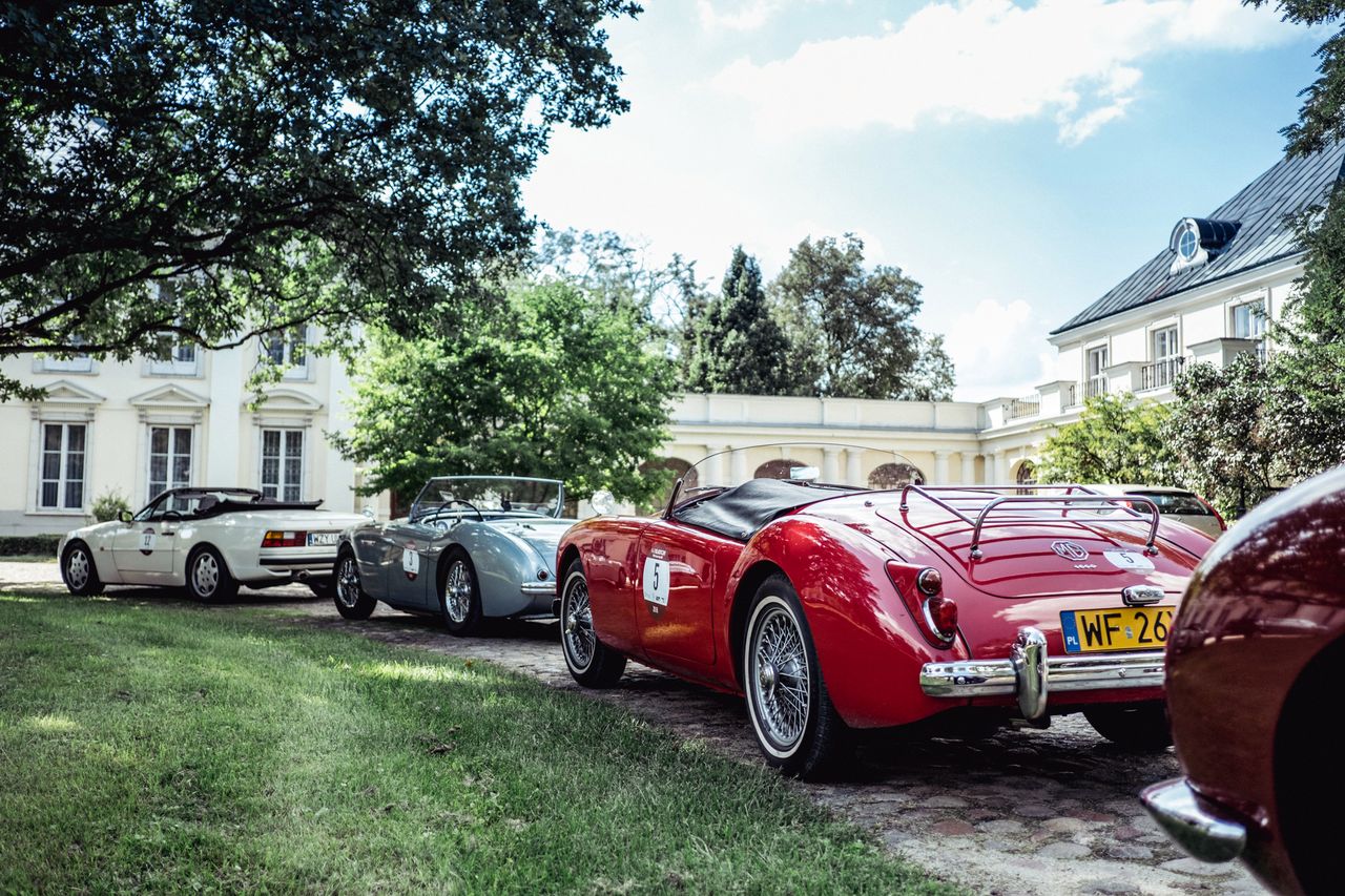 Od prawej: MGA z 1960 r., Austin Healey 100 i Porsche 944 S2 Cabrio - Rajd Klasyczny 2018