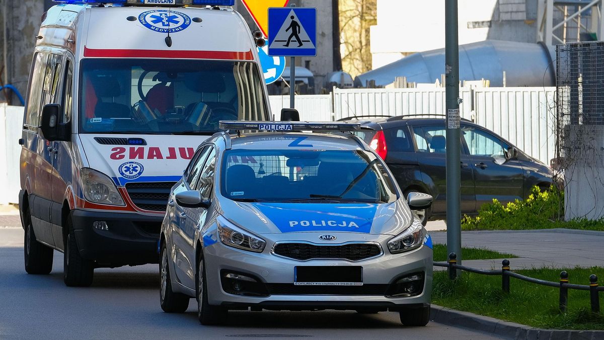 Pogotowie i policja na miejscu zdarzenia. Zdjęcie ilustracyjne.