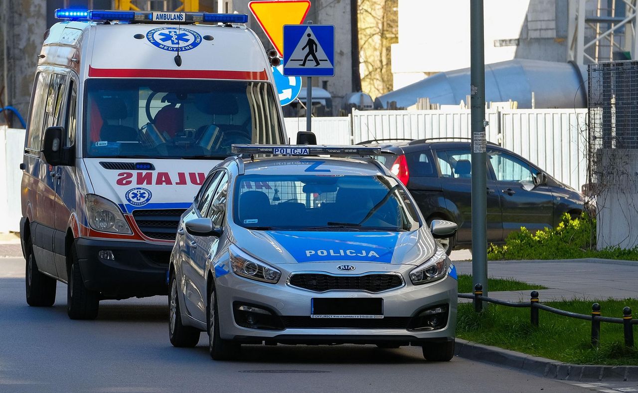 Pogotowie i policja na miejscu zdarzenia. Zdjęcie ilustracyjne.