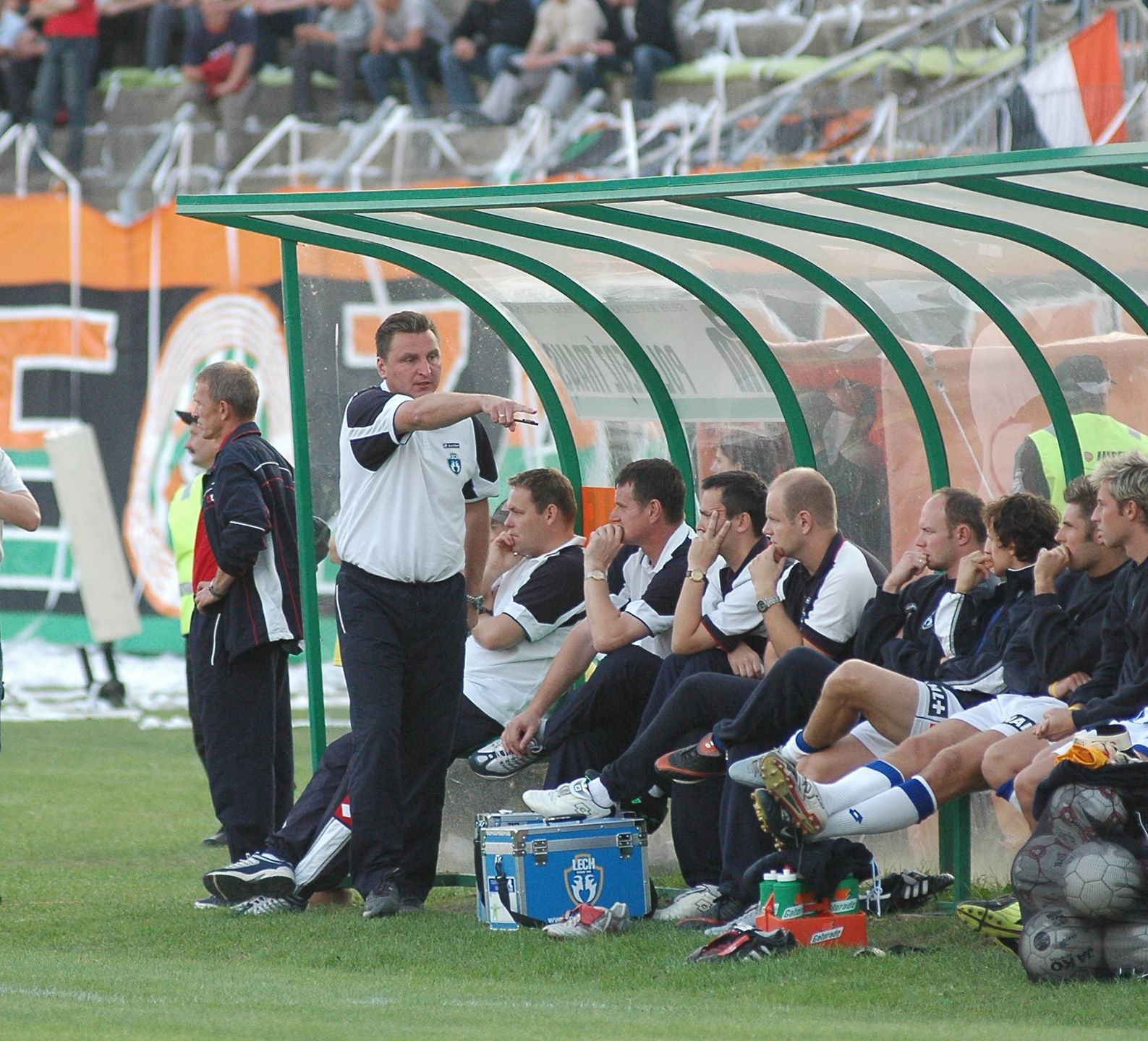 Mecz Zagłębie Lubin - Lech Poznań. Czesław Michniewicz przy ławce Lecha