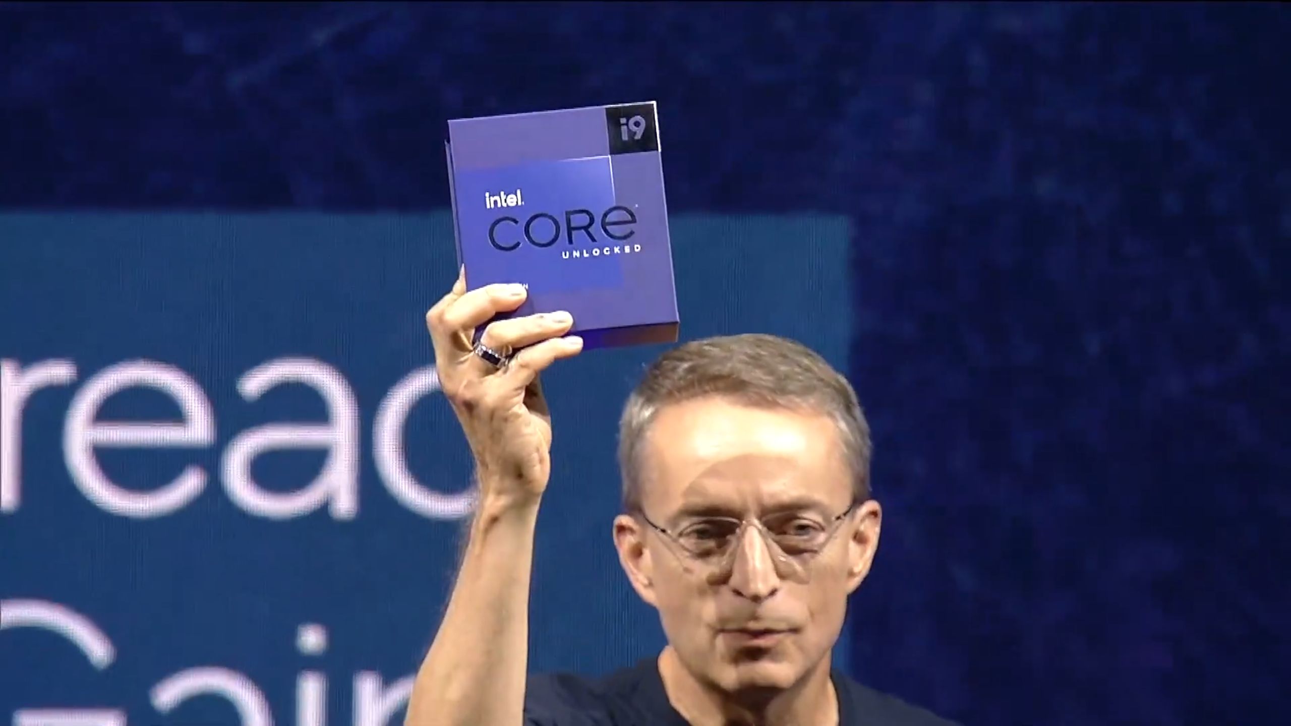 Pat Gelsinger prezentuje nowego Core i9-13900K podczas Intel Innovation 2022.