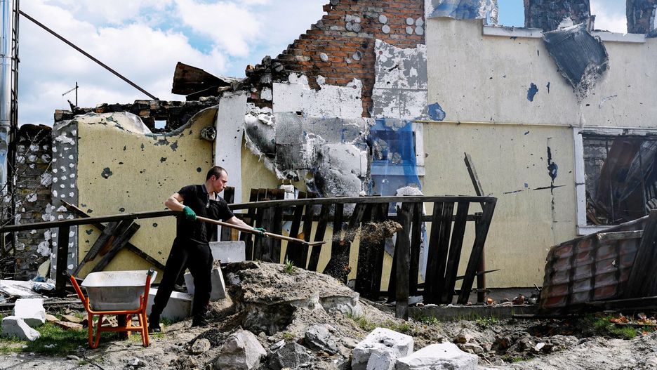 Władze Charkowa podały, że spod 98 ruin domów ratownicy wydobyli ponad 150 ciał