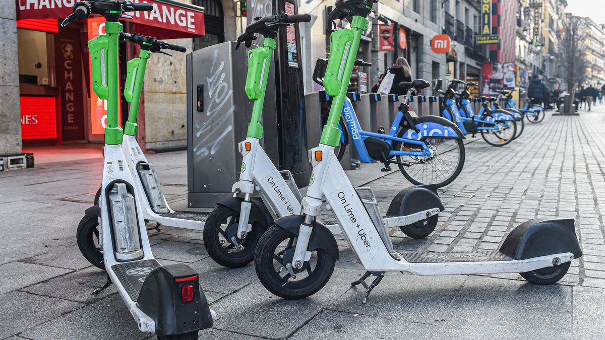 Zostawione na środku chodnika hulajnogi w Madrycie to norma