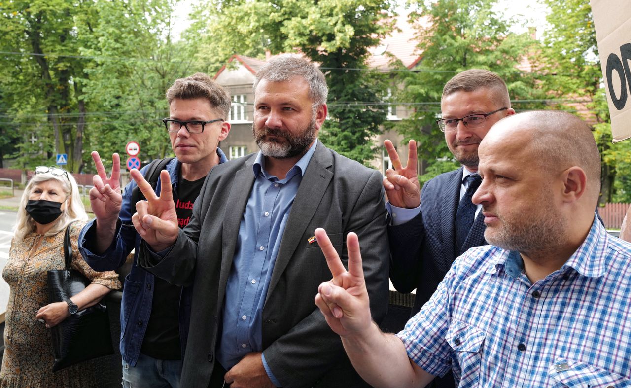 Sędziowie Paweł Juszczyszyn i Waldemar Żurek z kolejnymi zarzutami. Na zdjęciu od lewej: sędziowie Igor Tuleya, Waldemar Żurek, Paweł Juszczyszyn oraz Piotr Gąciarek przed budynkiem Sądu Apelacyjnego w Katowicach