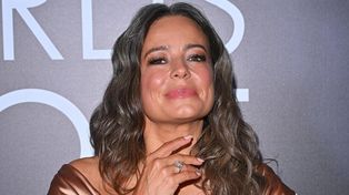 Anna Mucha na plaży prezentuje wypięte pośladki. Internauci są zmieszani: "Trochę przerażające, nie czaję takich zdjęć" (FOTO)