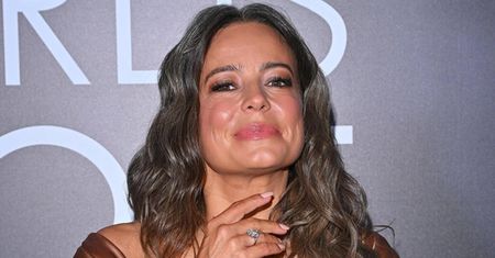 Anna Mucha na plaży prezentuje wypięte pośladki. Internauci są zmieszani: "Trochę przerażające, nie czaję takich zdjęć" (FOTO)