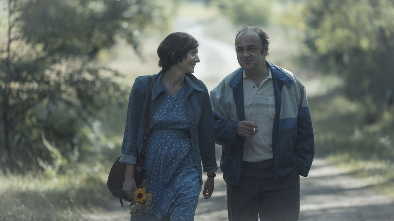 Arkadiusz Jakubik jako Jacek Kuroń. Zdjęcia z filmową żoną