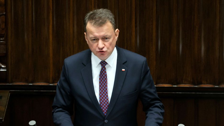 Inauguracyjne posiedzenie Sejmu X kadencji
Fot. Wojciech Olkusnik/East News, Warszawa, 13.11.2023. 1. posiedzenie Sejmu X kadencji. Oredzie Prezydent RP i marszalka seniora oraz poselskie slubowanie.
N/z: posel PiS Mariusz Blaszczak zglasza kandydature Elzbiety Witek na marszalek Sejmu.
Wojciech Olkusnik