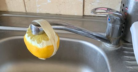 Raz w miesiącu przyczep do kranu. Genialny trik podbija sieć