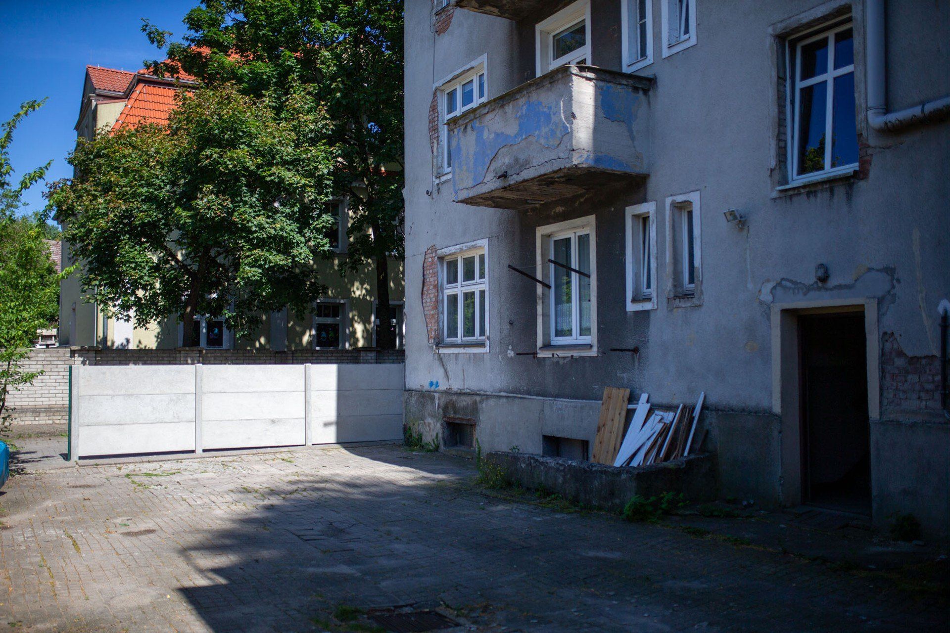Betonowy mur uniemożliwia mieszkańcom kamienicy wjazd na własne podwórko