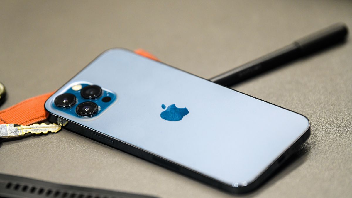 DHAKA, BANGLADESH - 2022/05/18: In this photo illustration, An iPhone 13 pro is seen on a table in an office. (Photo Illustration by Piyas Biswas/SOPA Images/LightRocket via Getty Images)