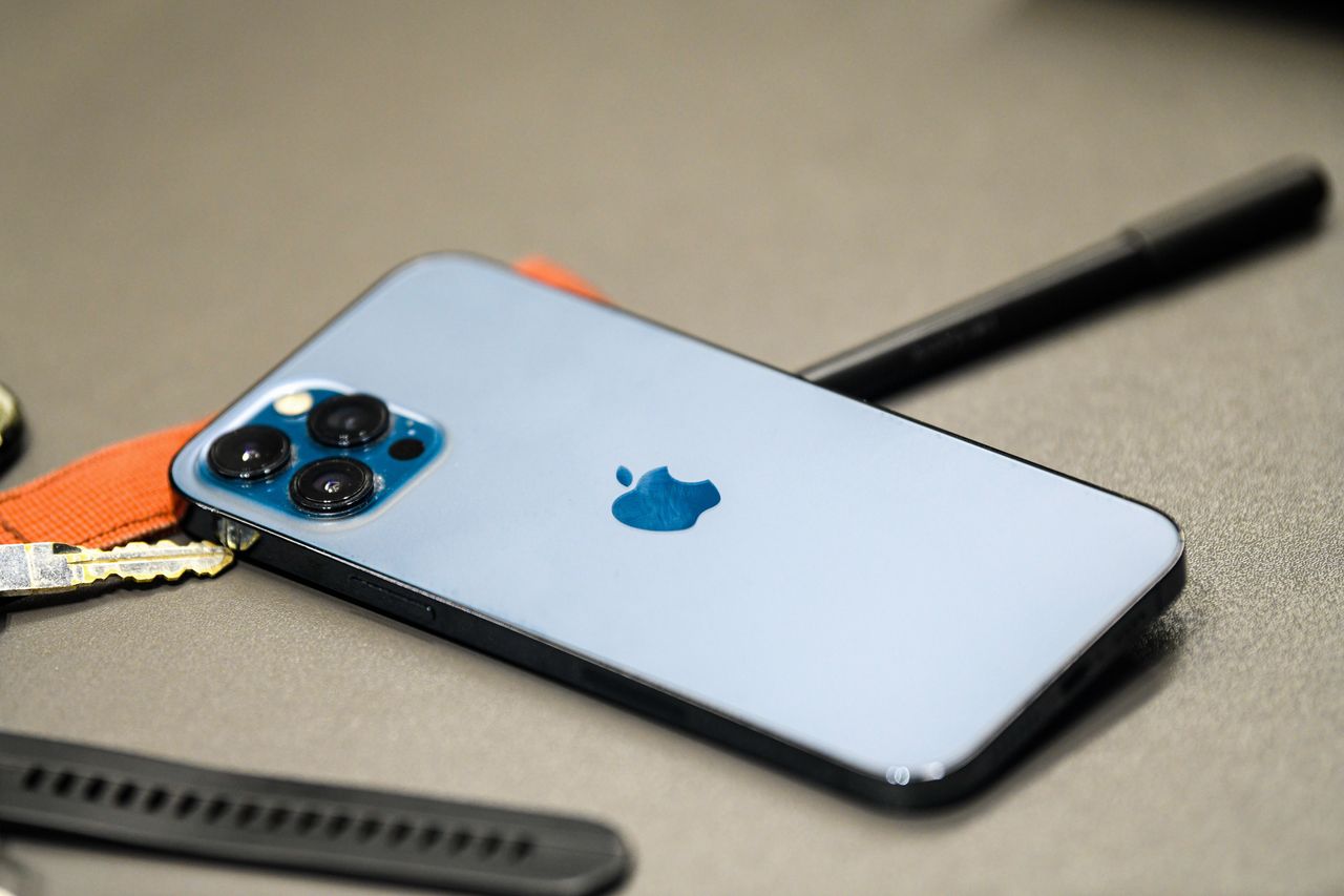 DHAKA, BANGLADESH - 2022/05/18: In this photo illustration, An iPhone 13 pro is seen on a table in an office. (Photo Illustration by Piyas Biswas/SOPA Images/LightRocket via Getty Images)