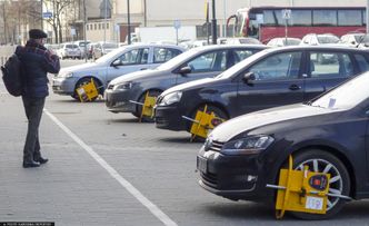 Samochód skanuje tablice aut. Miasto pokazuje efekt. Ale kwota