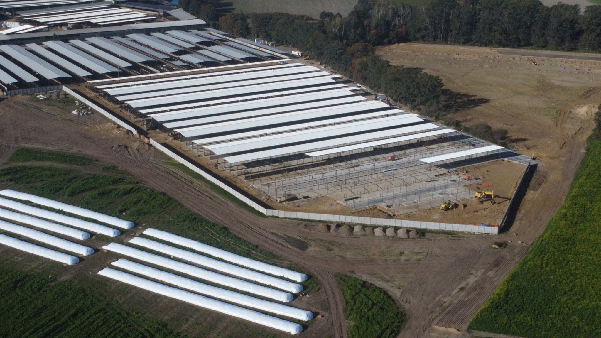 Ferma w Dąbrówce w październiku 2022 r. i we wrześniu 2023 r.