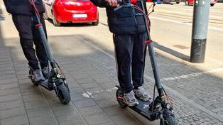 Niższa prędkość hulajnóg i strefy z zakazem? Stanowcza ocena w sondażu