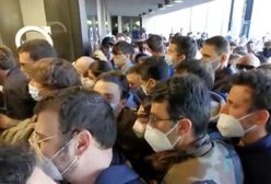 Włochy. Ogromne kolejki i szturm na punkt szczepień. Interweniować musieli karabinierzy