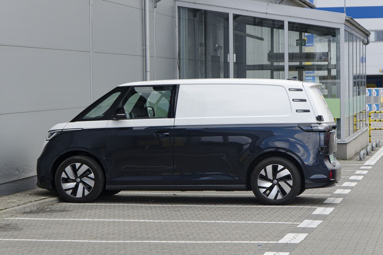 Volkswagen ID. Buzz Cargo bez problemu mieści się na miejscach dla aut osobowych. 
