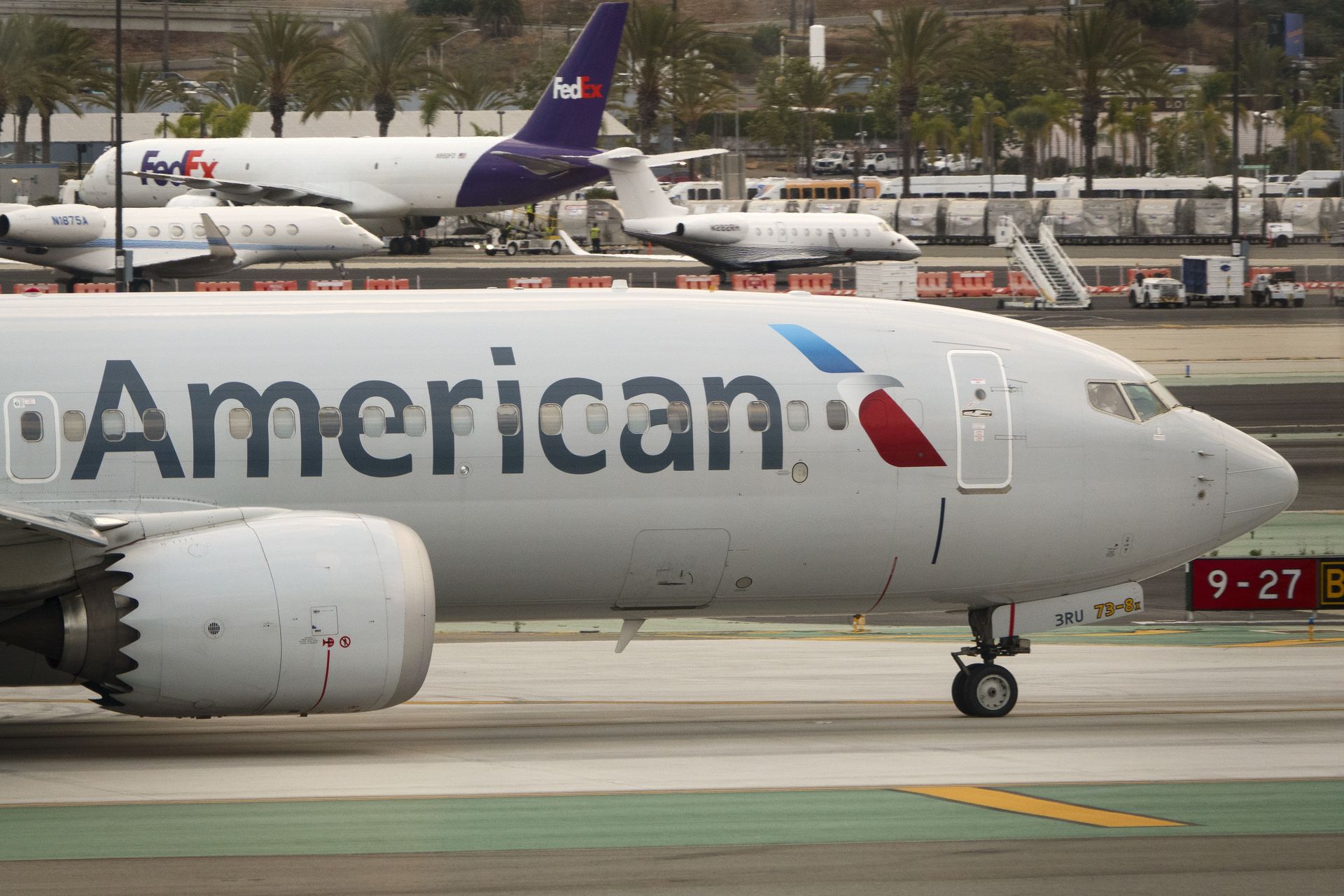 Ambaras w Boeingu American Airlines. Musieli wejść do niego przez okno